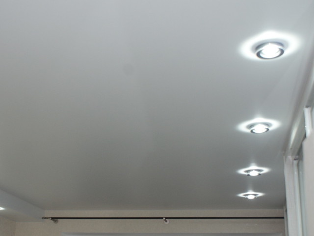 Матовый натяжной потолок 1