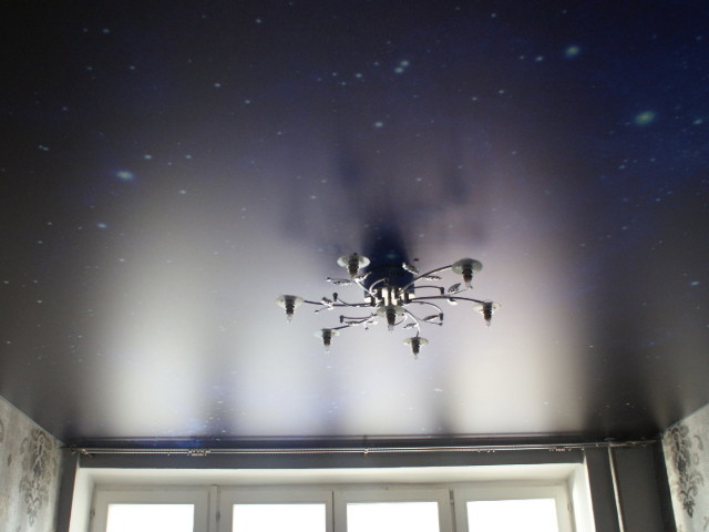 Сатиновый натяжной потолок 1