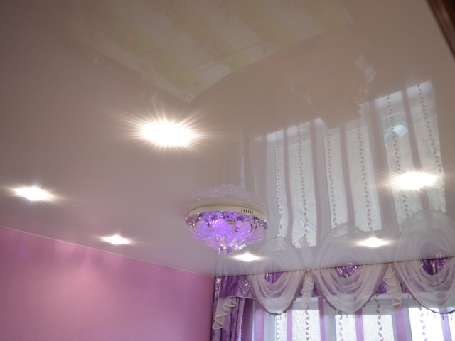 Глянцевый натяжной потолок 1