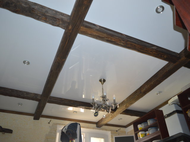 Глянцевый натяжной потолок 2