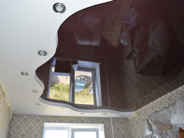 Глянцевый натяжной потолок 3