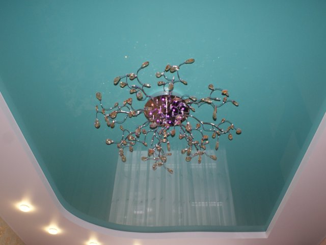 Глянцевый натяжной потолок 4